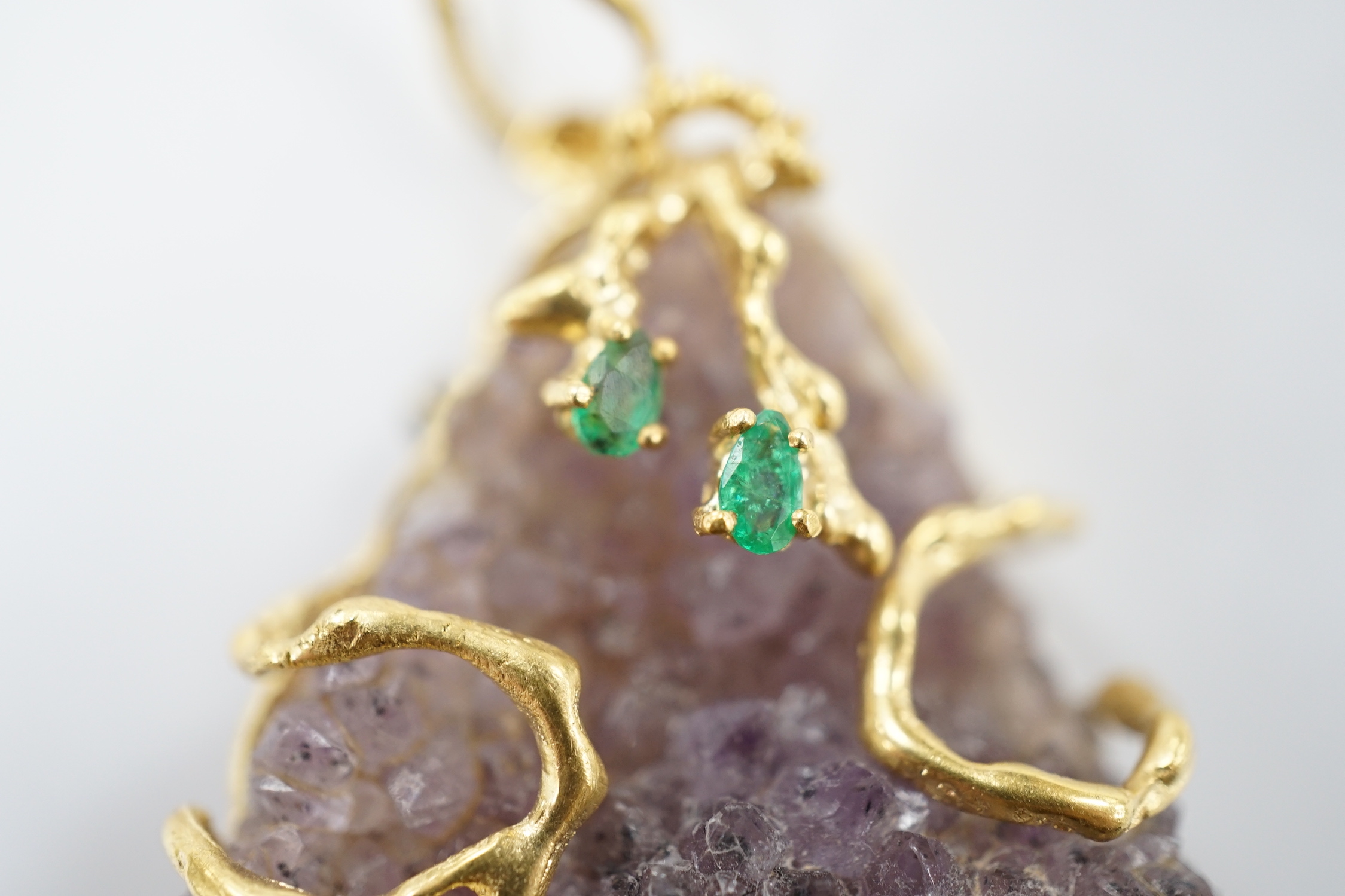 A 20th century Italian 750 yellow metal and two stone emerald mounted amethyst geode pendant brooch, overall 57mm.
